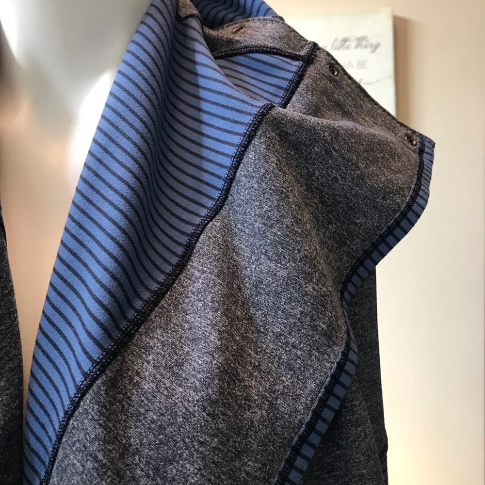 🐬 Lululemon Vinyasa Blue and Gray Striped Scarf